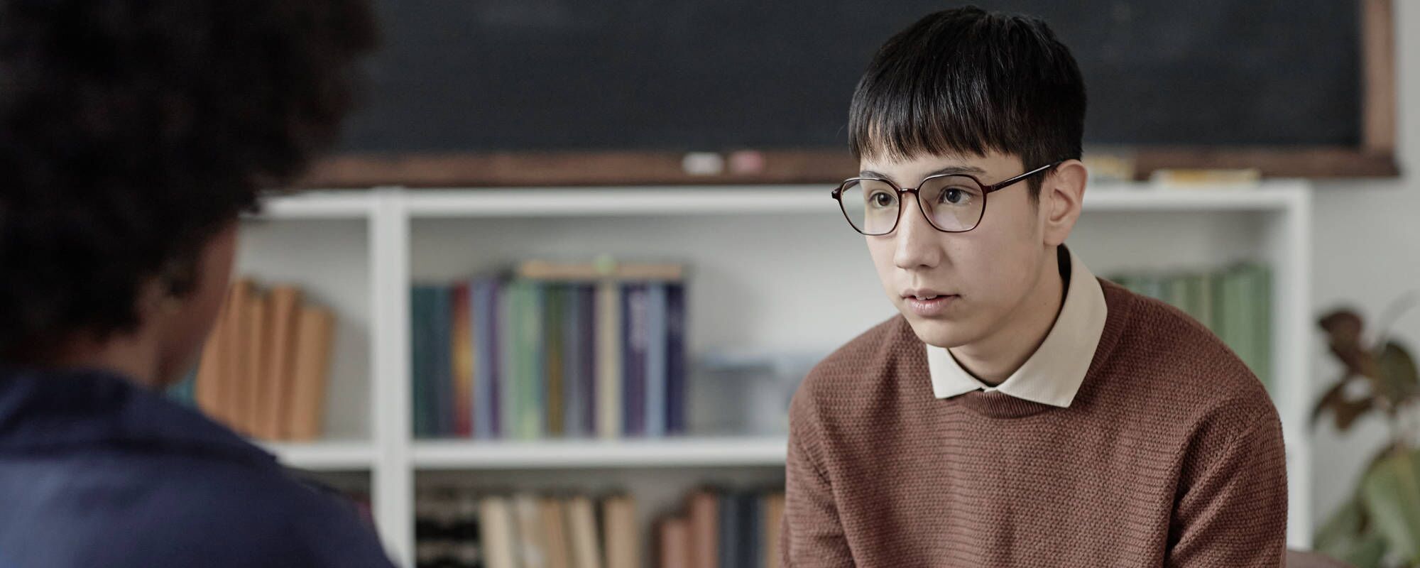 A teen boy in individual therapy for teen mood disorder treatment at Pillars Health Group's teen-focused treatment center in Concord, MA.